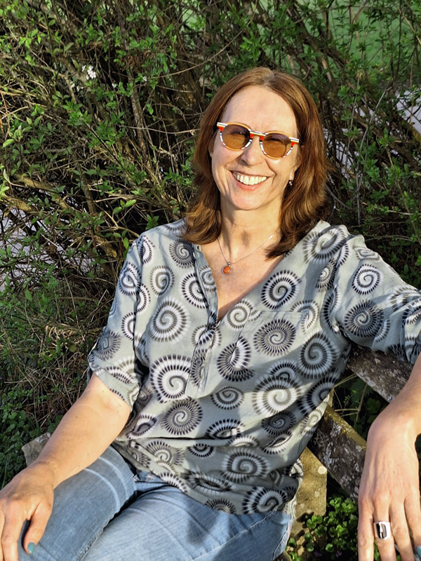 Katrin Gleich Portraitbild im Sitzen