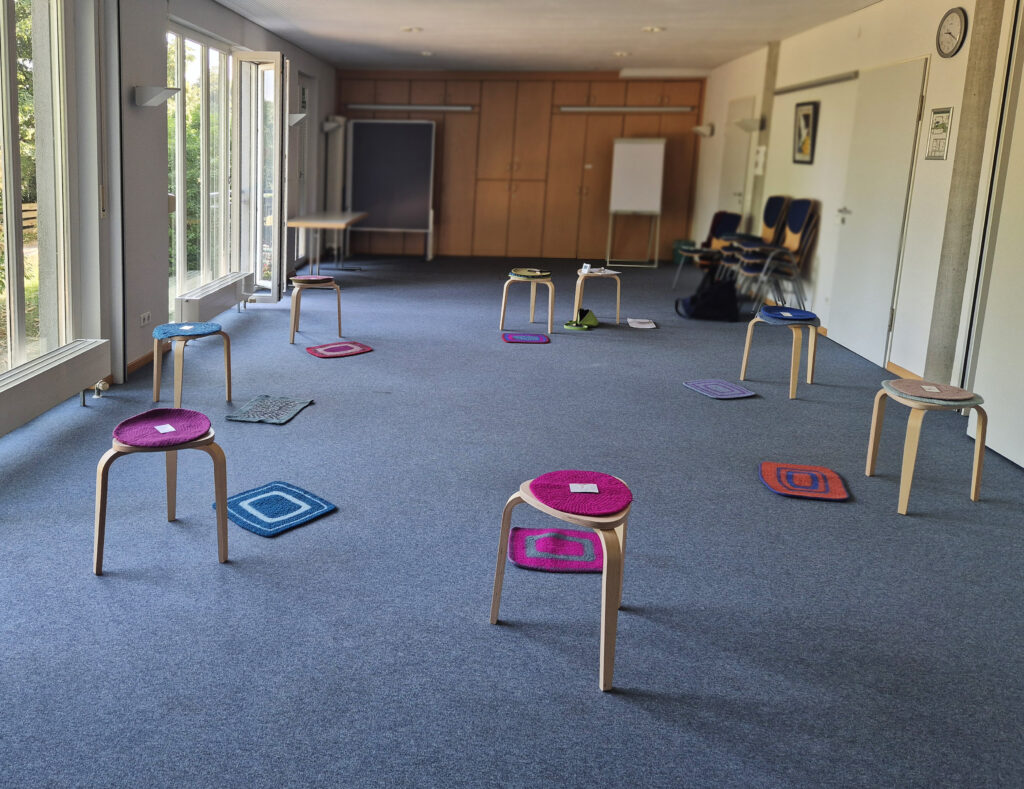 In einem Raum für Atemtherapie stehen Hocker aus Holz